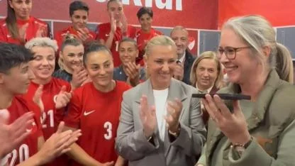Erdoğan’dan Kadın Milli Futbolculara Soyunma Odasında Tebrik