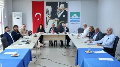 Foça Meclisi’nde Çöp ve Araç Krizi Gölgesinde “Başkan Nerede?” Tartışması