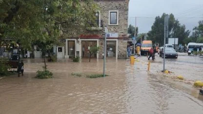 Foça’da sağanak kabusu: Caddeler göle döndü!