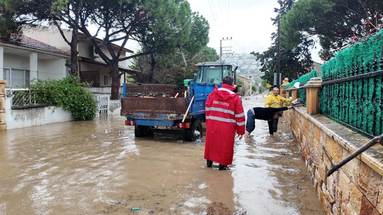 Foça’da yağış rekoru kırıldı, ekipler seferber oldu