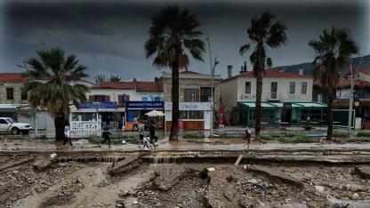 Foça’yı sağanak vurdu: Bir kişi kayıp, arama çalışmaları sürüyor
