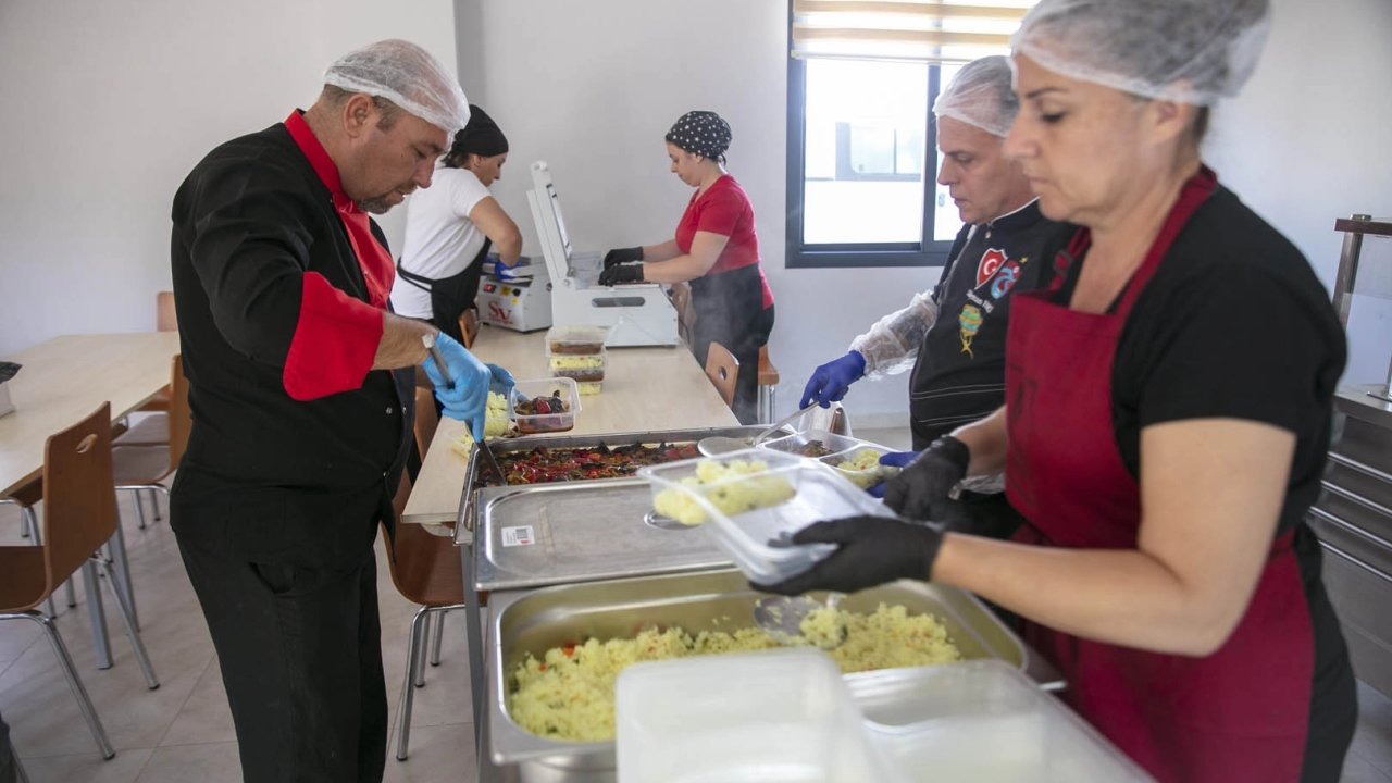Güzelbahçe’de Dayanışma Mutfağı her gün yüzlerce sofraya umut taşıyor