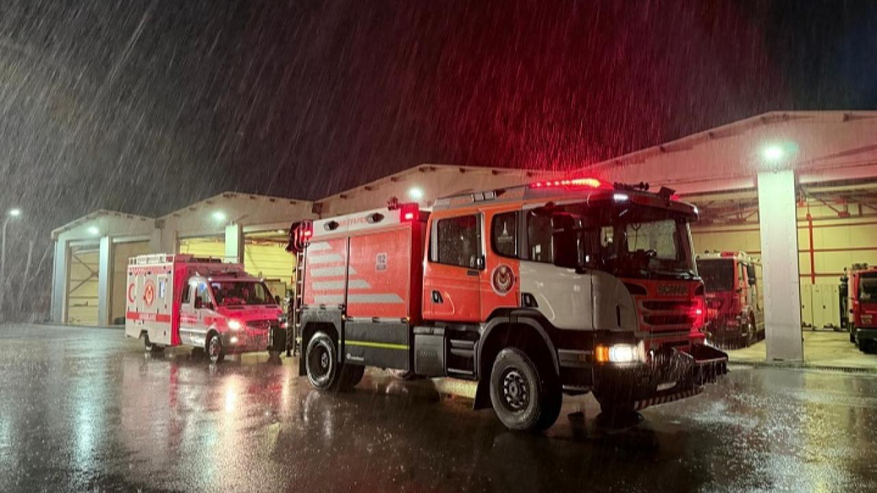 İzmir İtfaiyesi Sındırgı’daki deprem bölgesinde hazır bekliyor