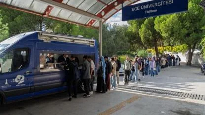 İzmir’de Öğrencilere Anne Eli Değeriyle Ücretsiz Yemek