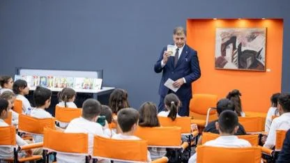 İzmirli çocuklar Başkan Tugay’la kitapla buluştu