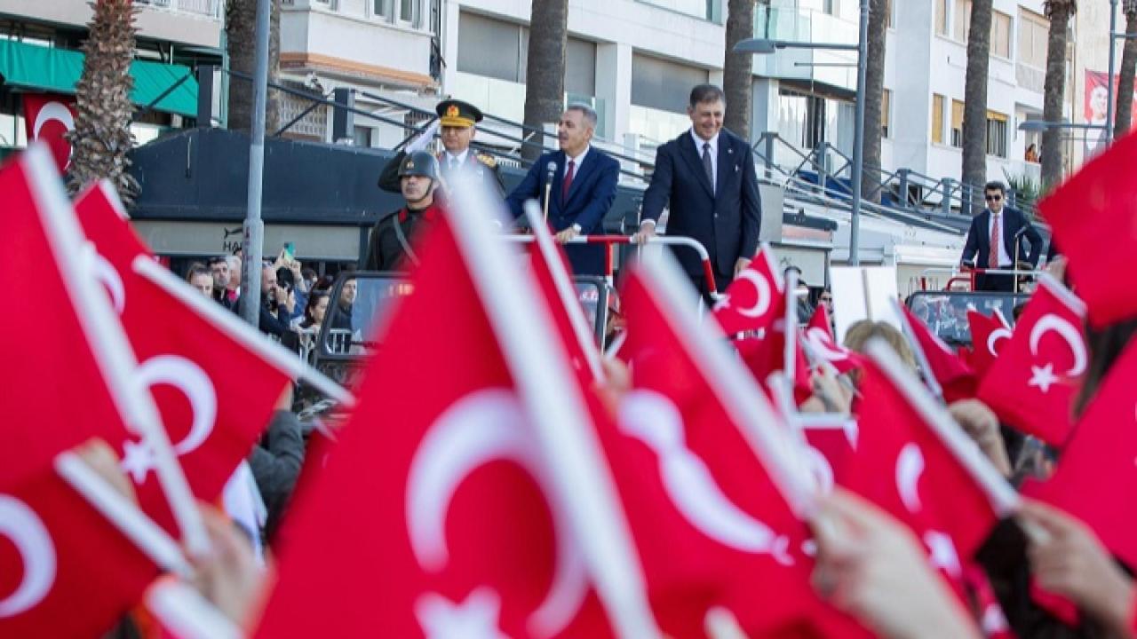 İzmirliler Cumhuriyet’in 102. Yılını Coşkuyla Kutladı