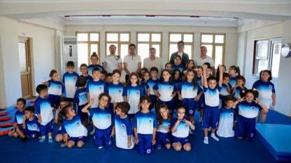 Kemalpaşa Belediyesi 1800 Spor Malzemesi Dağıttı