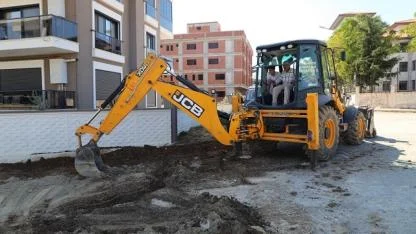 Menderes’te Yollar Kilit Parke ile Yenileniyor