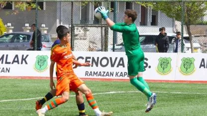 Menemen FK’nin genç yıldızı Alp Özge’ye dev kulüpler talip!