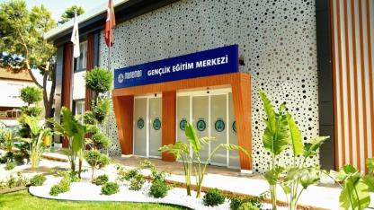 Menemen’de öğrencilere 10 bin dijital eğitim paketi dağıtıldı