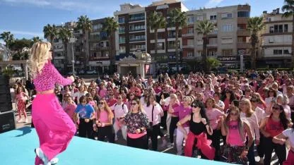 Menemenli Kadınlardan Pembe Farkındalık Yürüyüşü