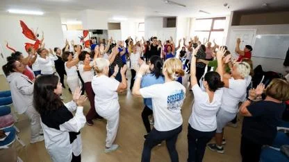 Narlıdere’de bedenin şifası kahkaha ve dansla geldi