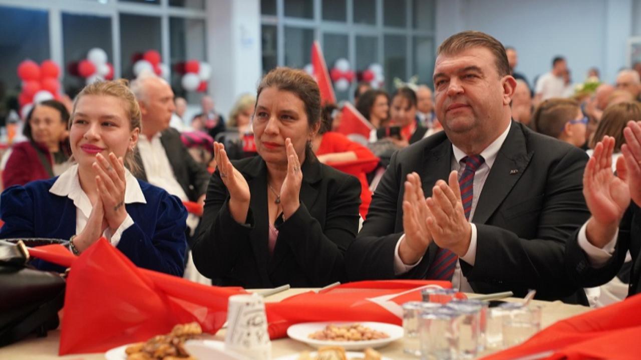 Seferihisar’da Cumhuriyet coşkusu balo ile taçlandı