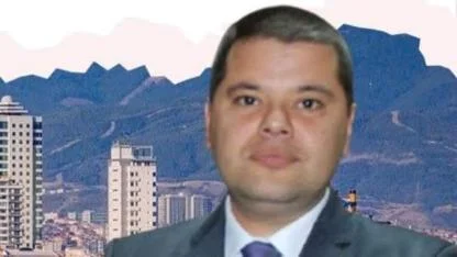 YAĞMUR ALTINDA TEK BAŞINA İSTİKLAL MARŞI OKUYAN BU ÇOCUK, MİLLÎ RUHUN SEMBOLÜDÜR