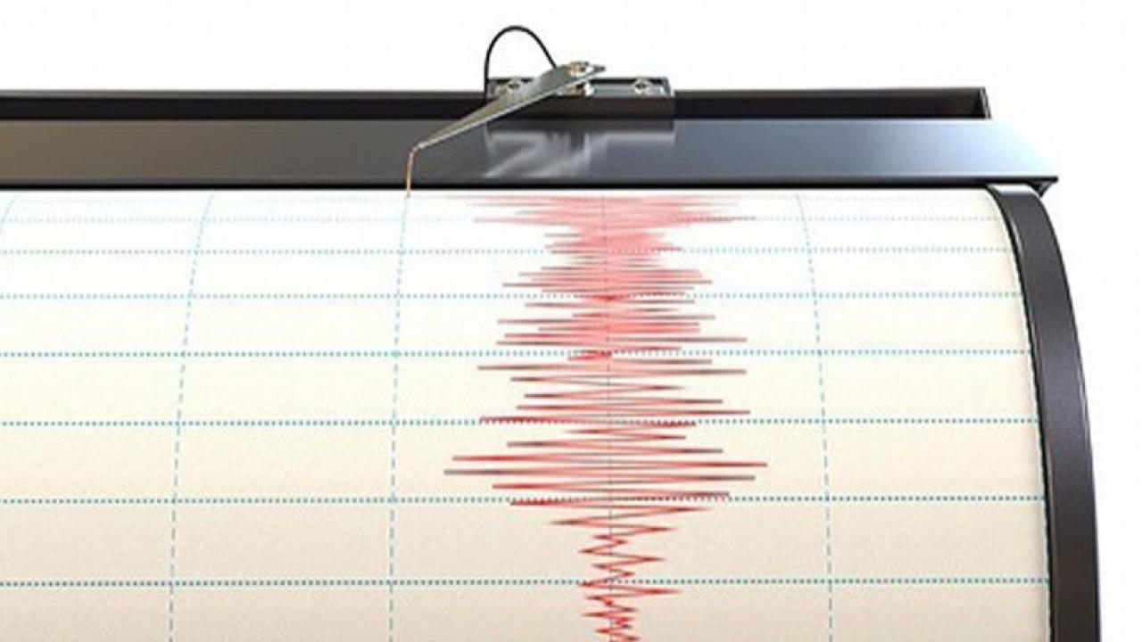 4.9&#039;luk deprem İzmir&#039;i de salladı!