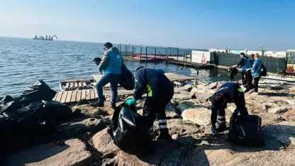 Karşıyaka Kıyılarında 300 Kilo Atık Toplandı