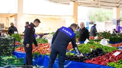 Narlıdere’de Pazarda Sıkı Denetim ve Ücretsiz Tartı Noktası