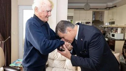 Başkan Tugay’dan Lise Öğretmenine Duygusal Ziyaret