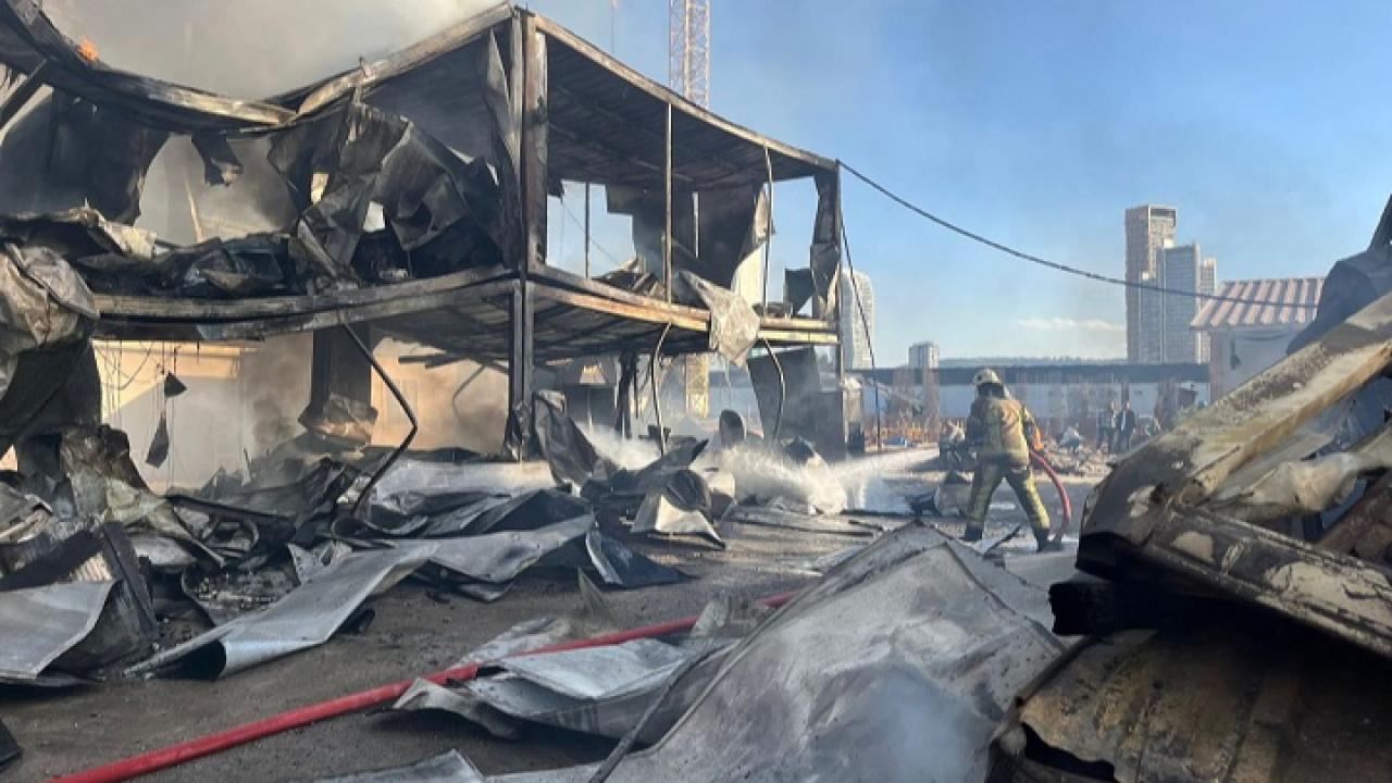 Bayraklı’daki konteyner yangını 8 dakikada söndürüldü