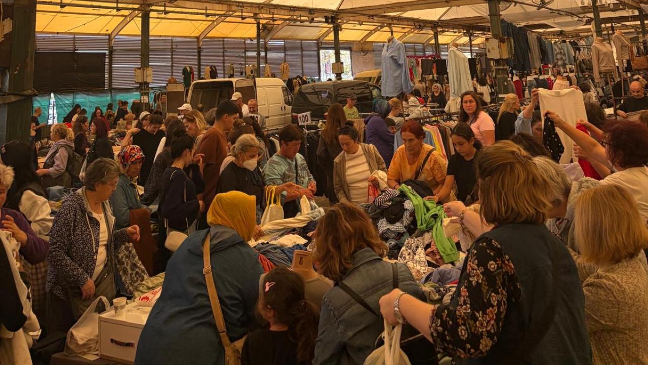 Belediye&#039;nin kararınımı tanımayan Karşıyakalılar Bostanlı Pazarına Koştu