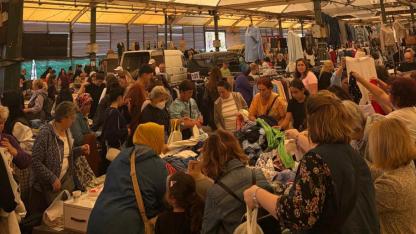 Belediye'nin kararınımı tanımayan Karşıyakalılar Bostanlı Pazarına Koştu