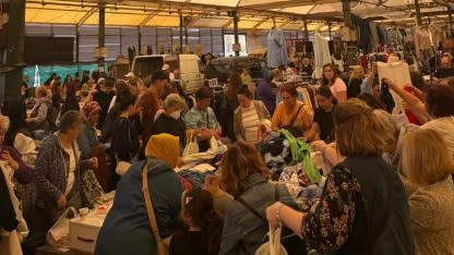 Belediye'nin kararınımı tanımayan Karşıyakalılar Bostanlı Pazarına Koştu