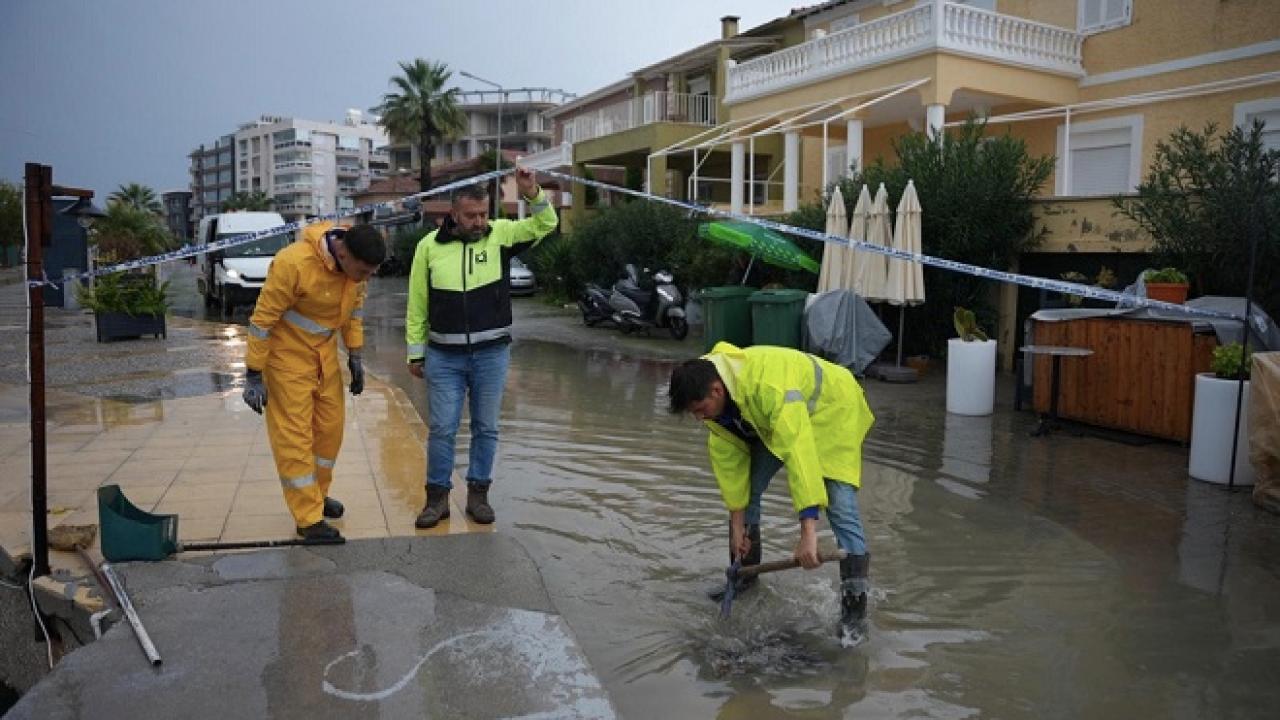 Çeşme Belediyesi’nden Olağanüstü Yağışa Anında Müdahale