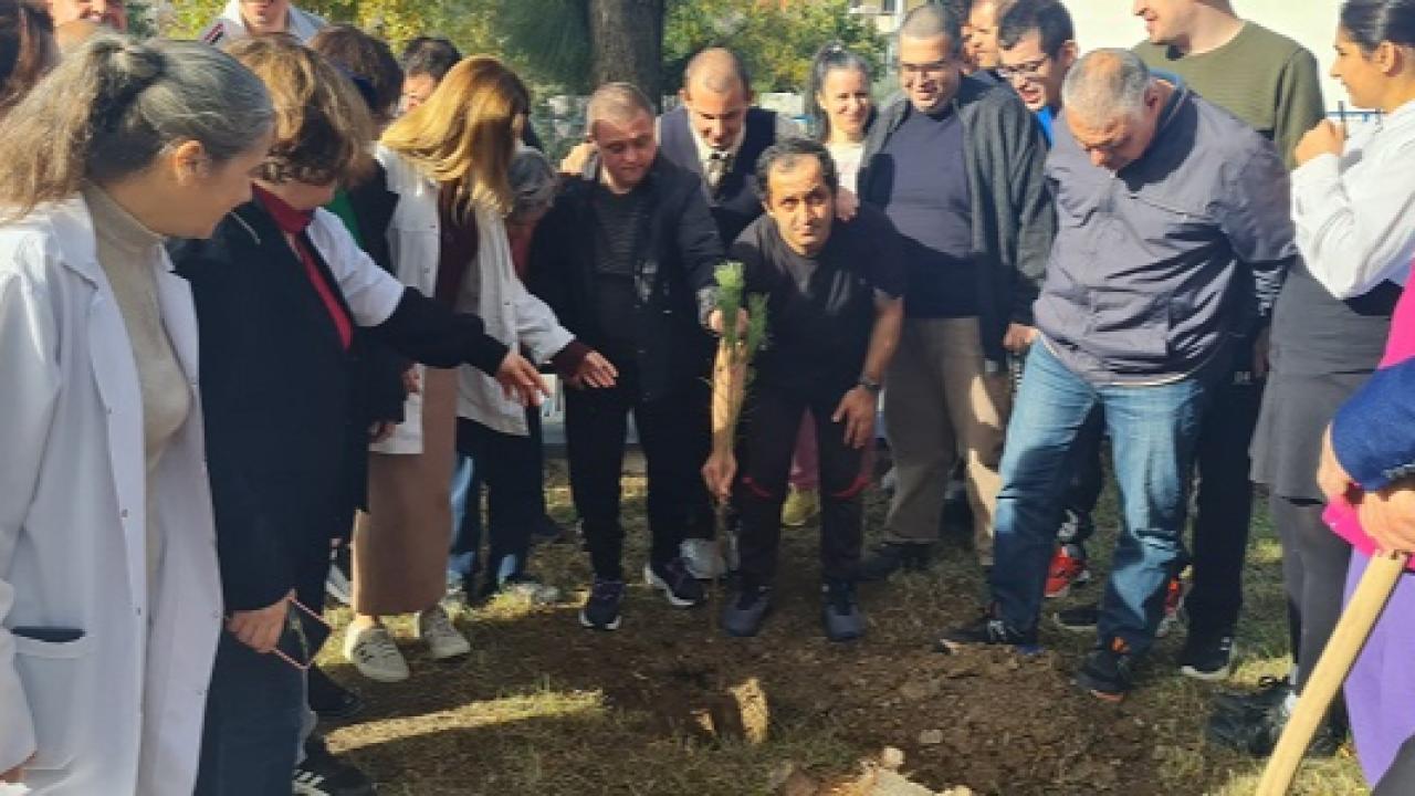 Çiğli’de Öğretmenler Günü’ne Fidanlı Kutlama