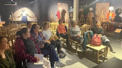 İzmir Öğretmen Akademisinde konuşan yazar Ertekin: “Devletten her zaman alınmaz, verilir de”