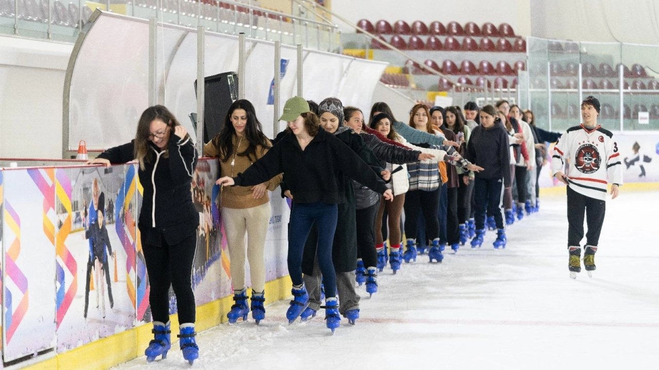 İzmir&#039;de &#039;Buz Sporları Salonu&#039; yeni sezona hazır