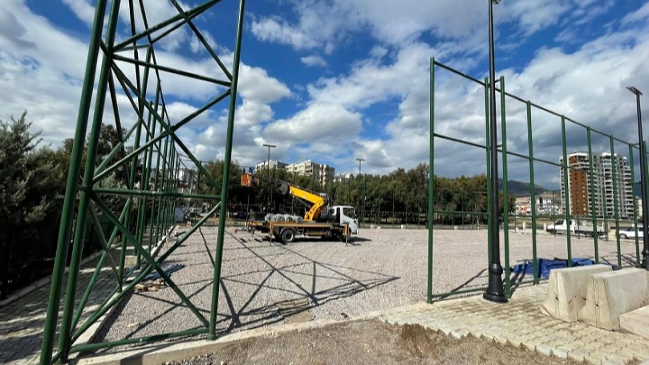 İzmir’de Gençlere Beş Yeni Halı Saha