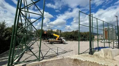 İzmir’de Gençlere Beş Yeni Halı Saha