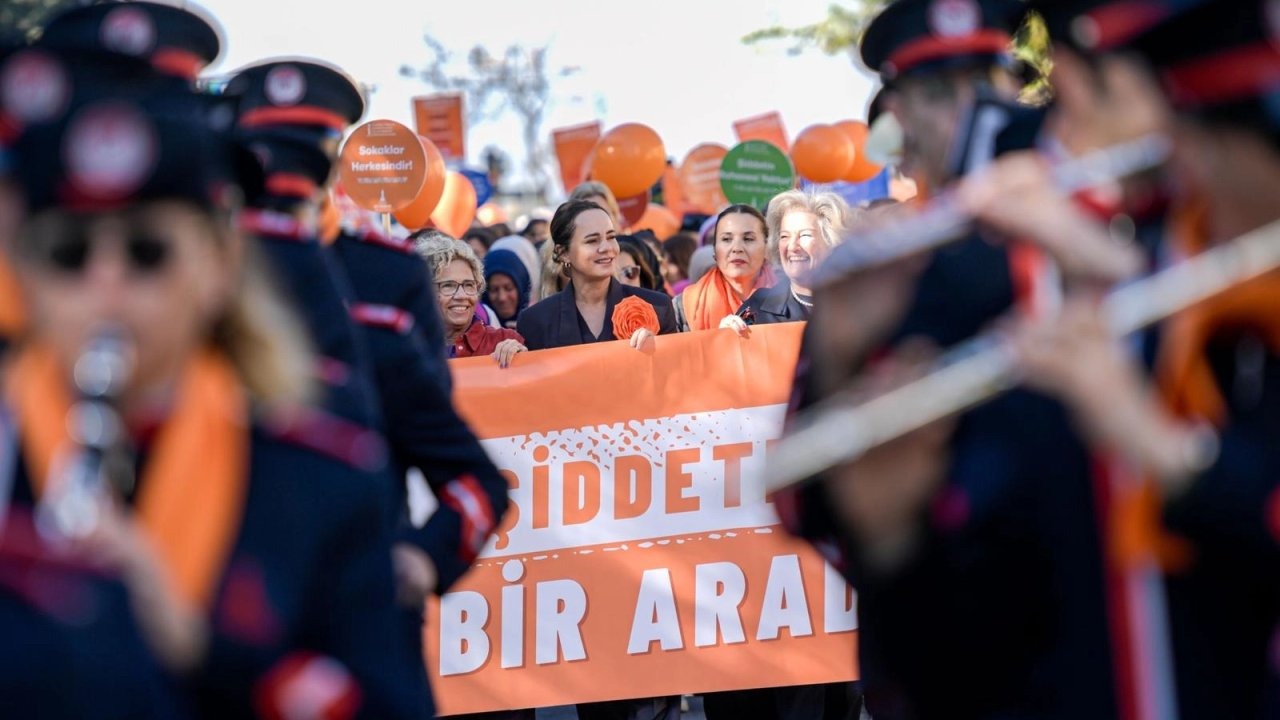 İzmir’de Kadınlar Eşitlik İçin Yürüdü
