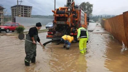 İzmir’de Sağanak Vurdu: Yollar Çöktü, Evleri Su Bastı