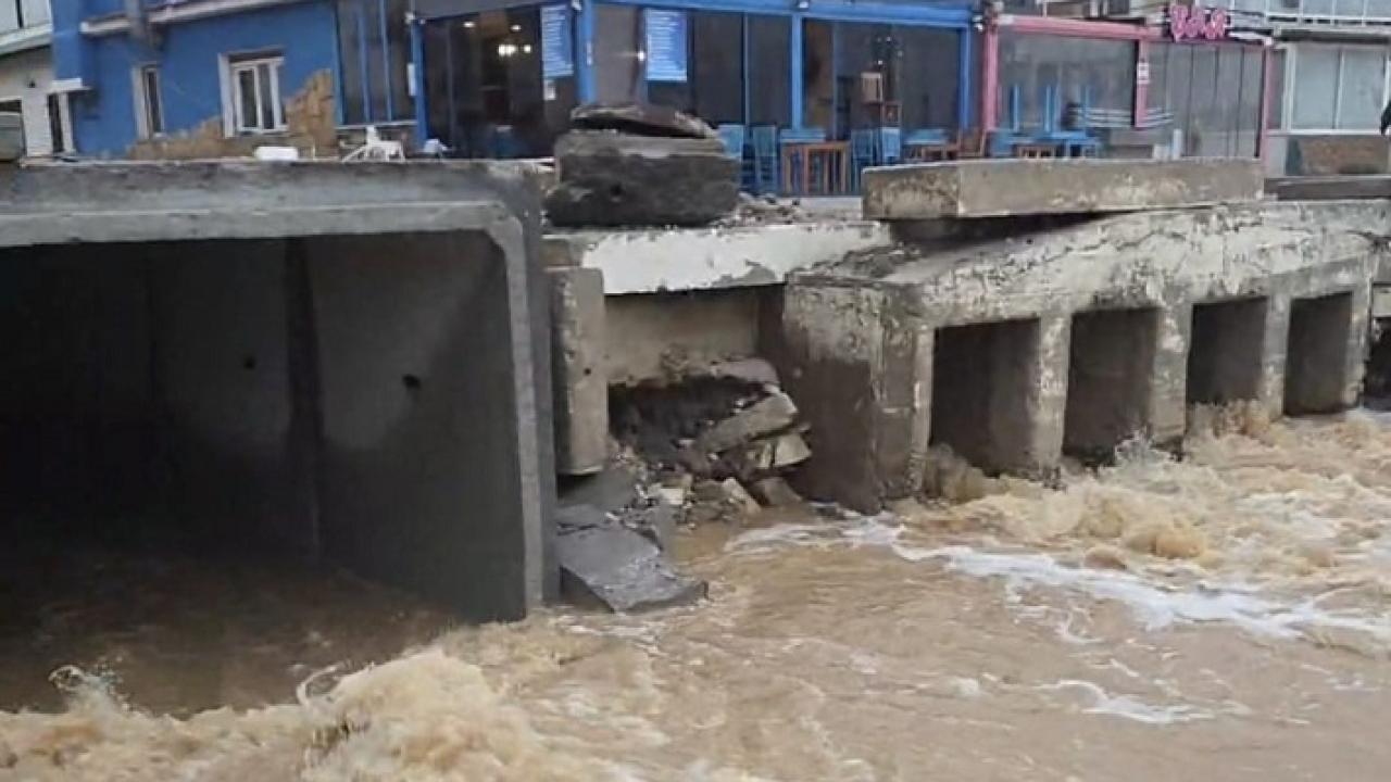 İzmir’in kıyı ilçelerinde sağanak alarmı: Ekipler sahada