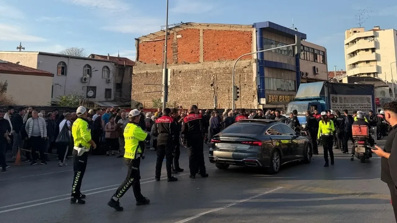 İzmir’in merkezinde silahlı saldırı: Araç tarandı!