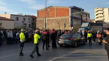 İzmir’in merkezinde silahlı saldırı: Araç tarandı!