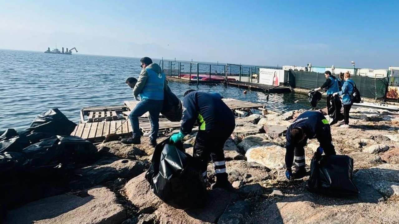 Karşıyaka Kıyılarında 300 Kilo Atık Toplandı