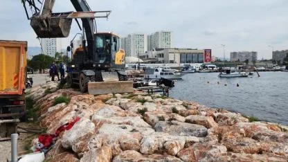 Karşıyaka sahilindeki kaçak iskeleler yıkılıyor