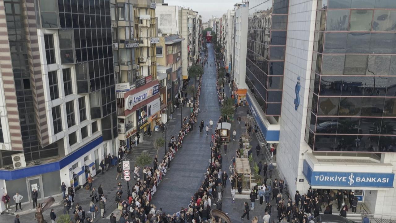 Karşıyaka’da Ata’ya Saygı Zinciri