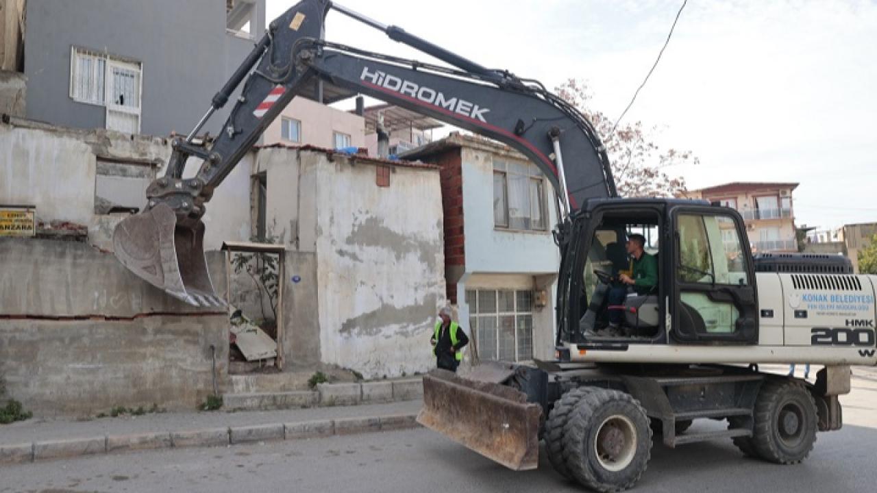 Konak’ta Metruk Binaların Yıkımı Hız Kesmeden Sürüyor
