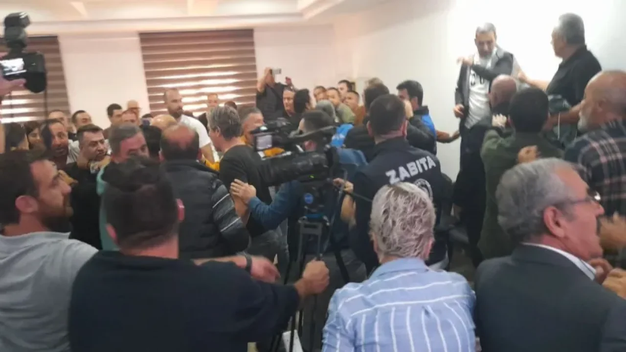 Kuşadası Belediye Meclisi’nde Yumruklar Havada Uçuştu