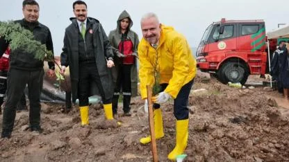 Menemen’de Sağanak Yağışa Rağmen Fidanlar Toprakla Buluştu