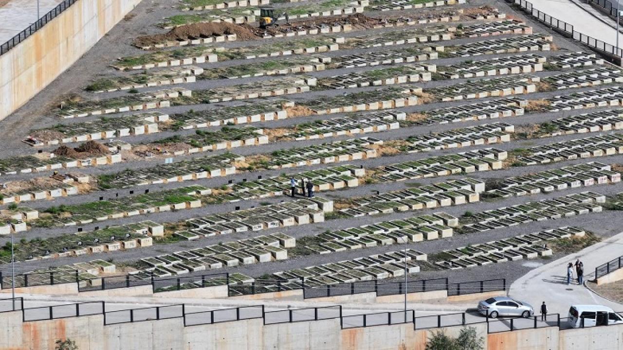 Örnekköy’de çift katlı mezarlık dönemi başladı