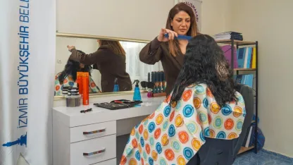 İzmir’de Kadınlara Mobil Kuaför ve Sosyal Destek