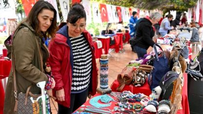 Bornova’da Yılbaşı Alışverişi Kadın Emeğiyle Renklendi