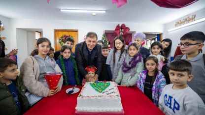 Basmane’de Çocuklara Yeni Yıl Sevinci