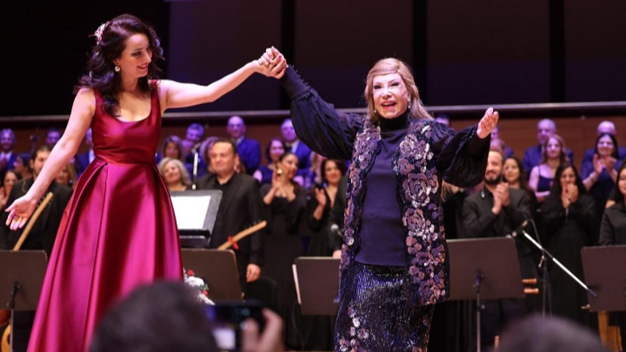 Bedia Akartürk’ten İzmirlilere türkü dolu yeni yıl sürprizi