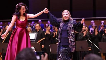 Bedia Akartürk’ten İzmirlilere türkü dolu yeni yıl sürprizi