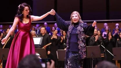 Bedia Akartürk’ten İzmirlilere türkü dolu yeni yıl sürprizi